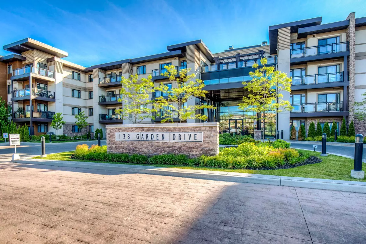 Oakville, ON L6K 2W5,128 Garden DR #321