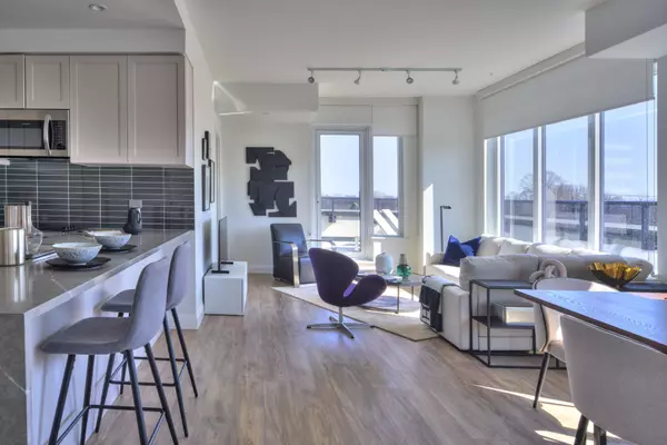 Toronto C10, ON M4S 0E1,71 Redpath AVE #402