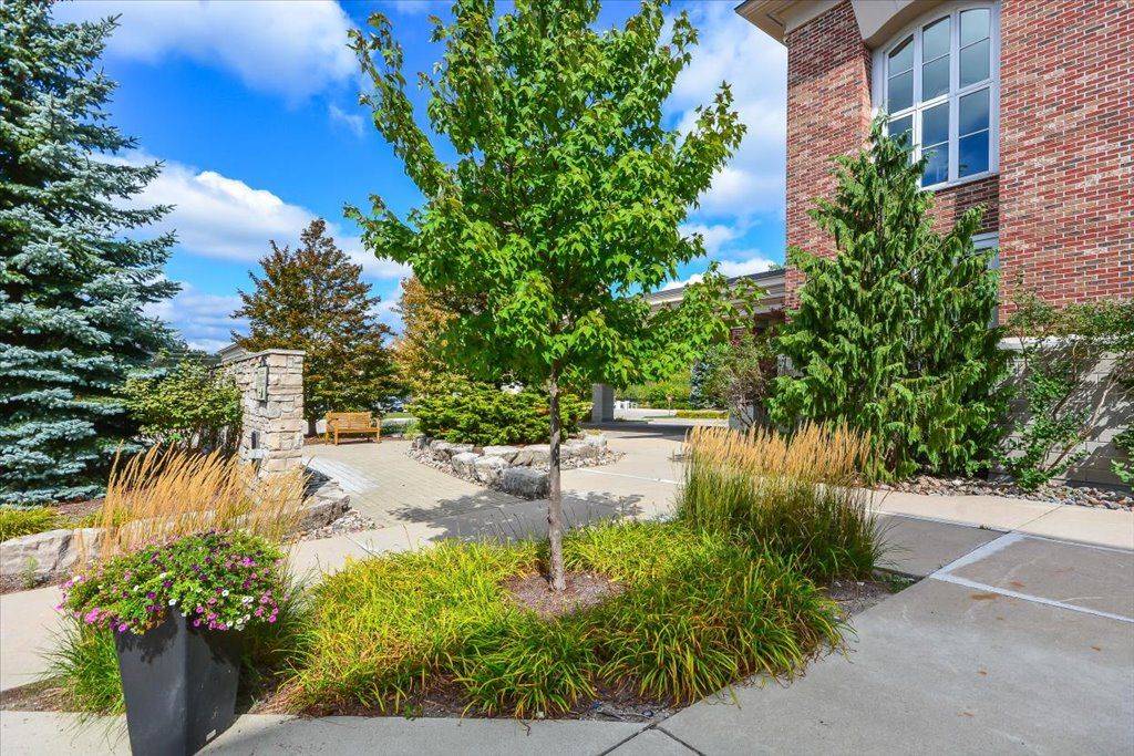 Guelph, ON N1G 5K9,71 Bayberry DR #212