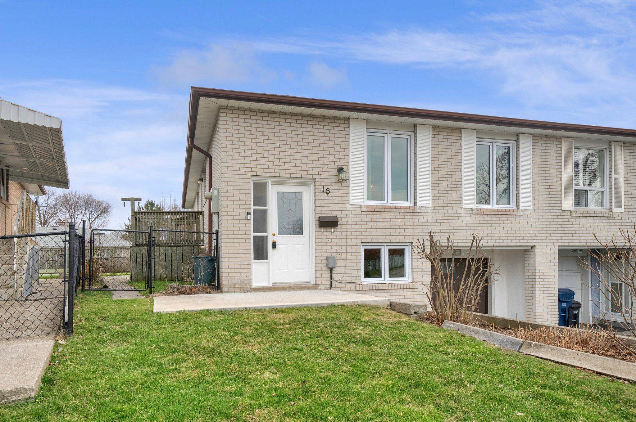 Toronto E09, ON M1H 2L9,16 Pendle Hill CT