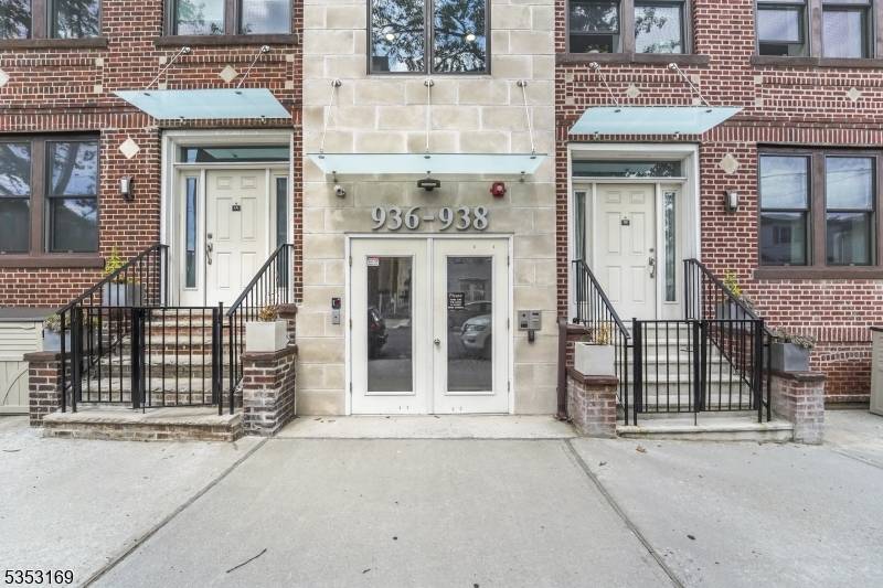 Jersey City, NJ 07306,936 Pavonia Ave #3A