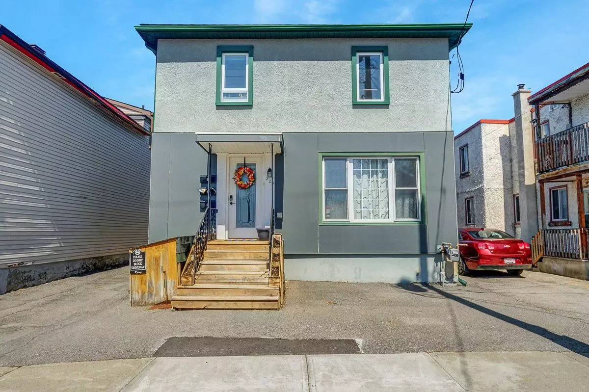 Vanier And Kingsview Park, ON K1L 5X7,229 Carillon ST