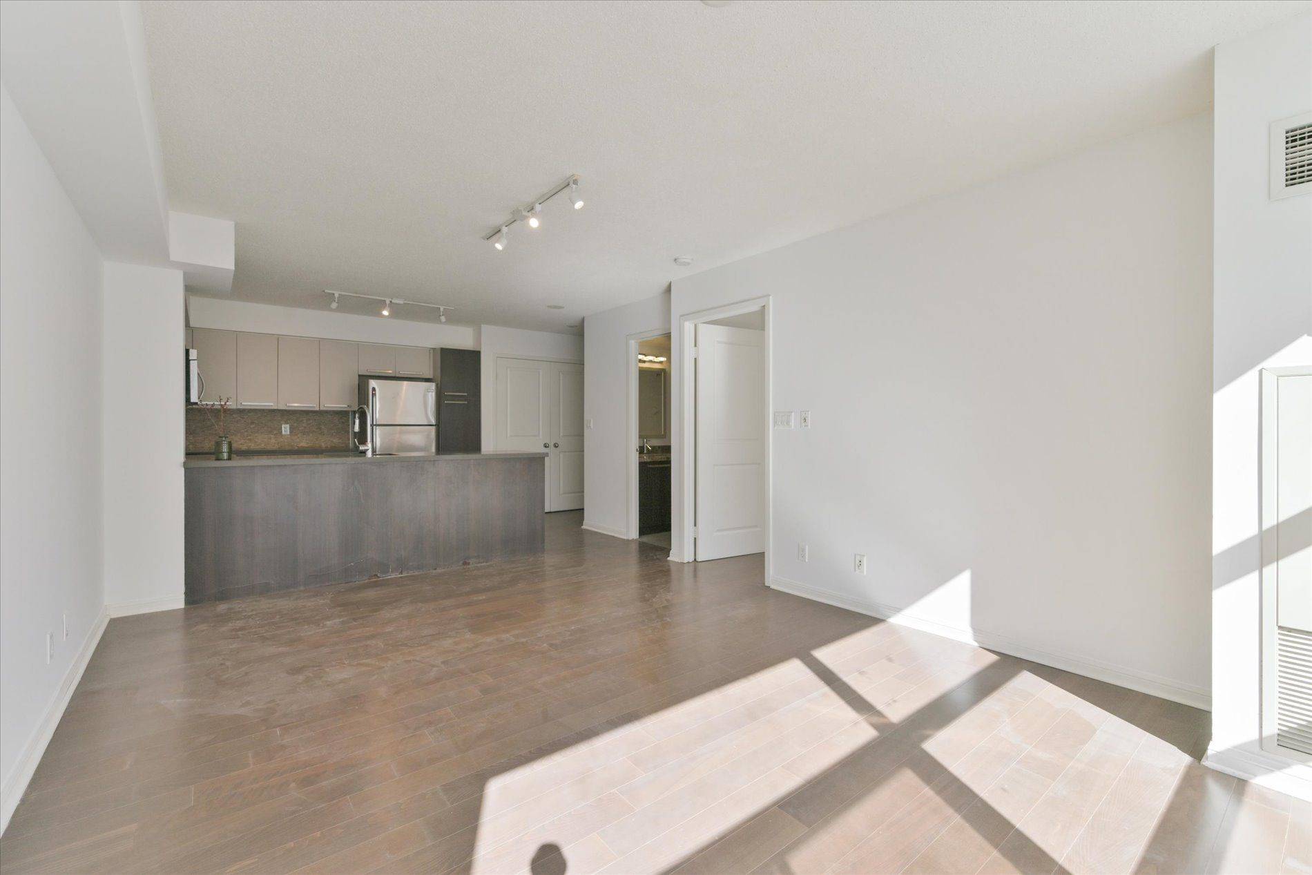 Toronto C01, ON M4Y 1J8,11 St Joseph ST #1105
