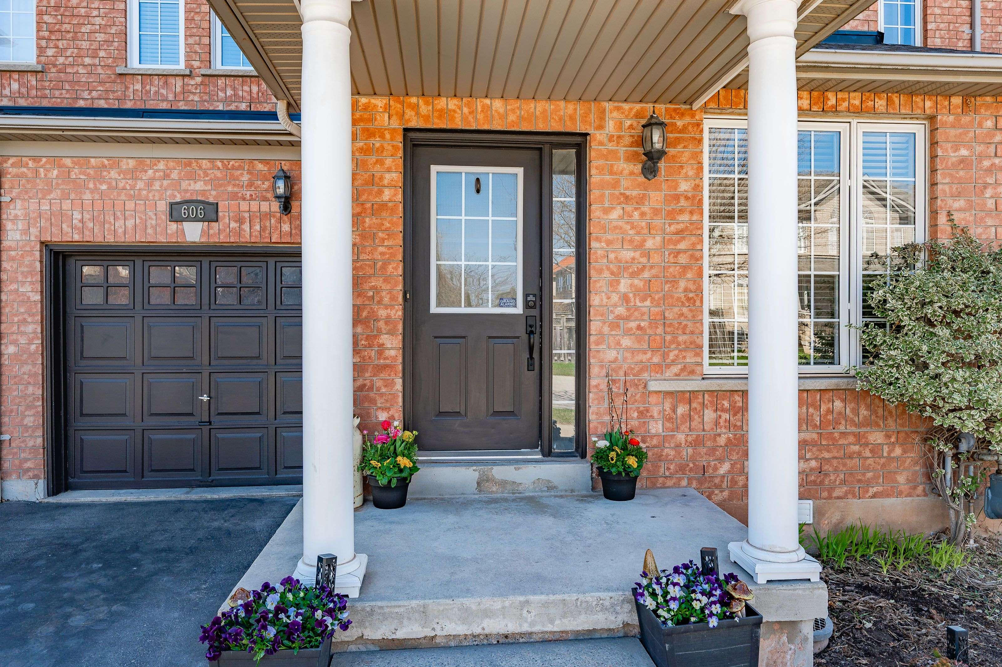 Burlington, ON L7L 6X4,606 Julia AVE