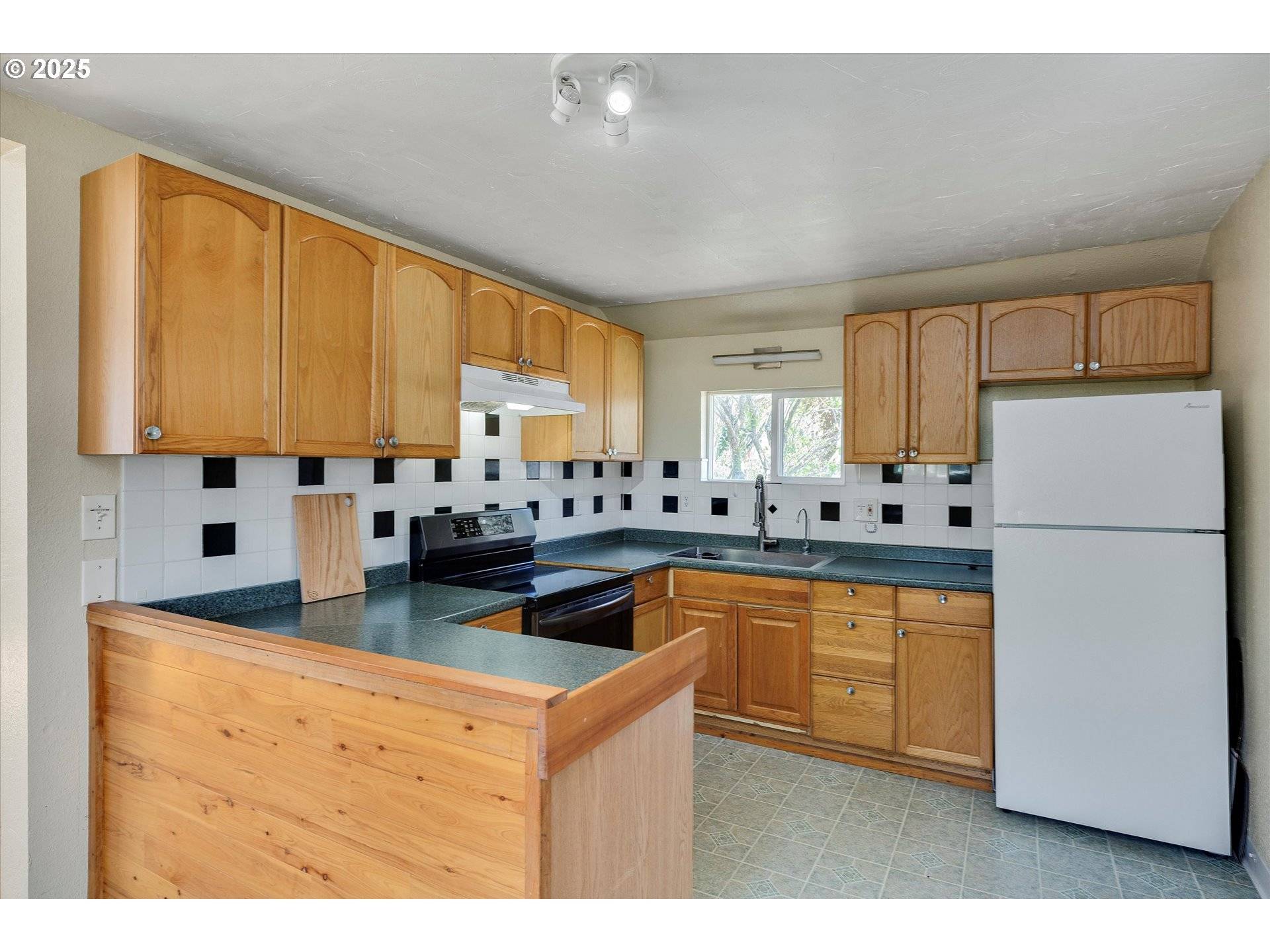Bingen, WA 98605,519 W JEFFERSON ST