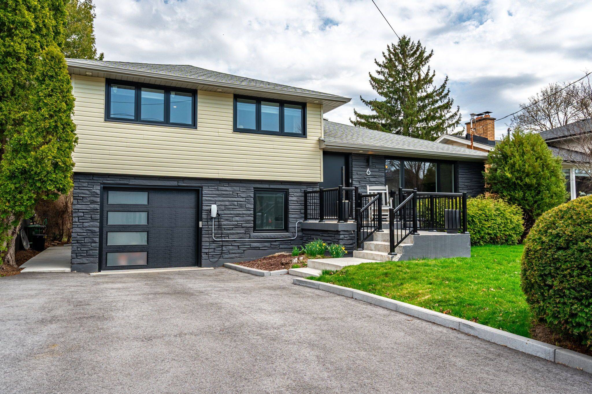 6 PENGE CT, Hamilton, ON L9H 4R4