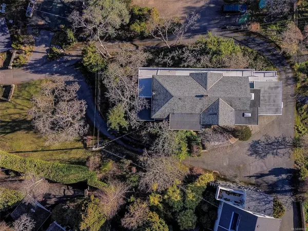 Victoria, BC V8S 3V3,954 Terrace Ave