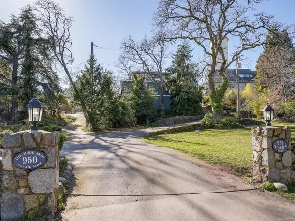 Victoria, BC V8S 3V3,954 Terrace Ave