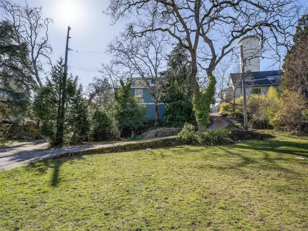 Victoria, BC V8S 3V3,954 Terrace Ave