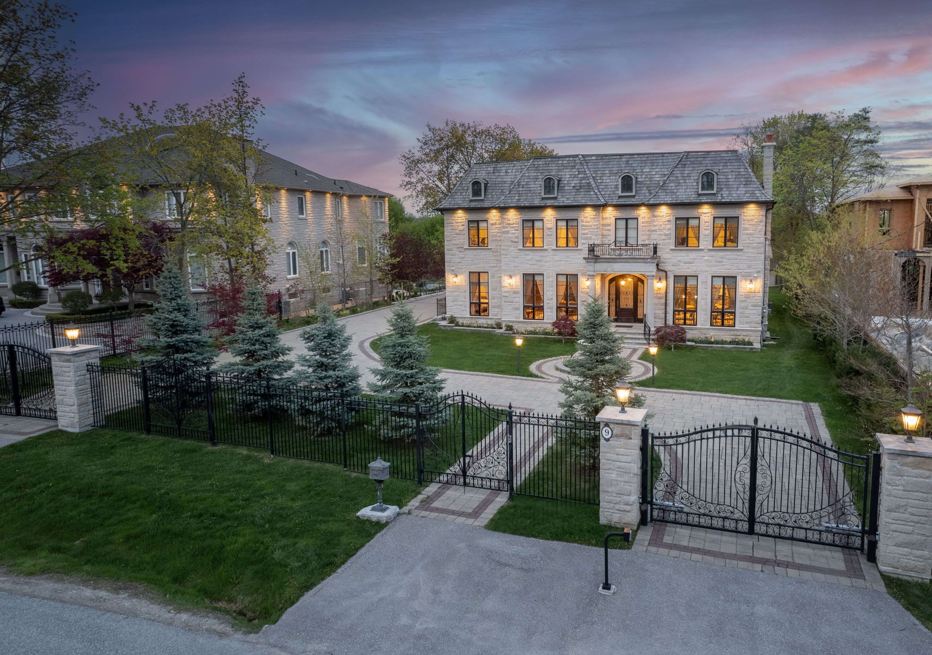9 Thornbank RD, Vaughan, ON L4J 2A1