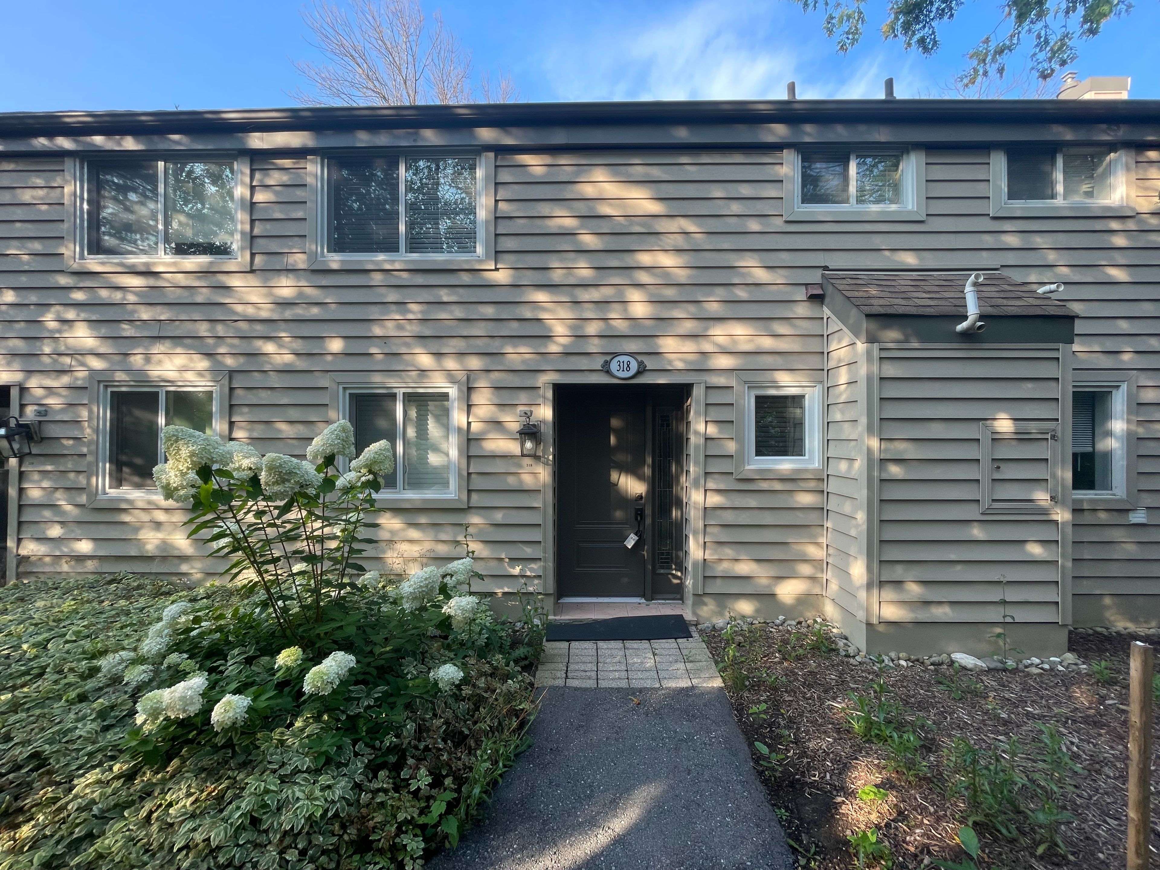 5 Dawson DR #318, Collingwood, ON L9Y 5B4