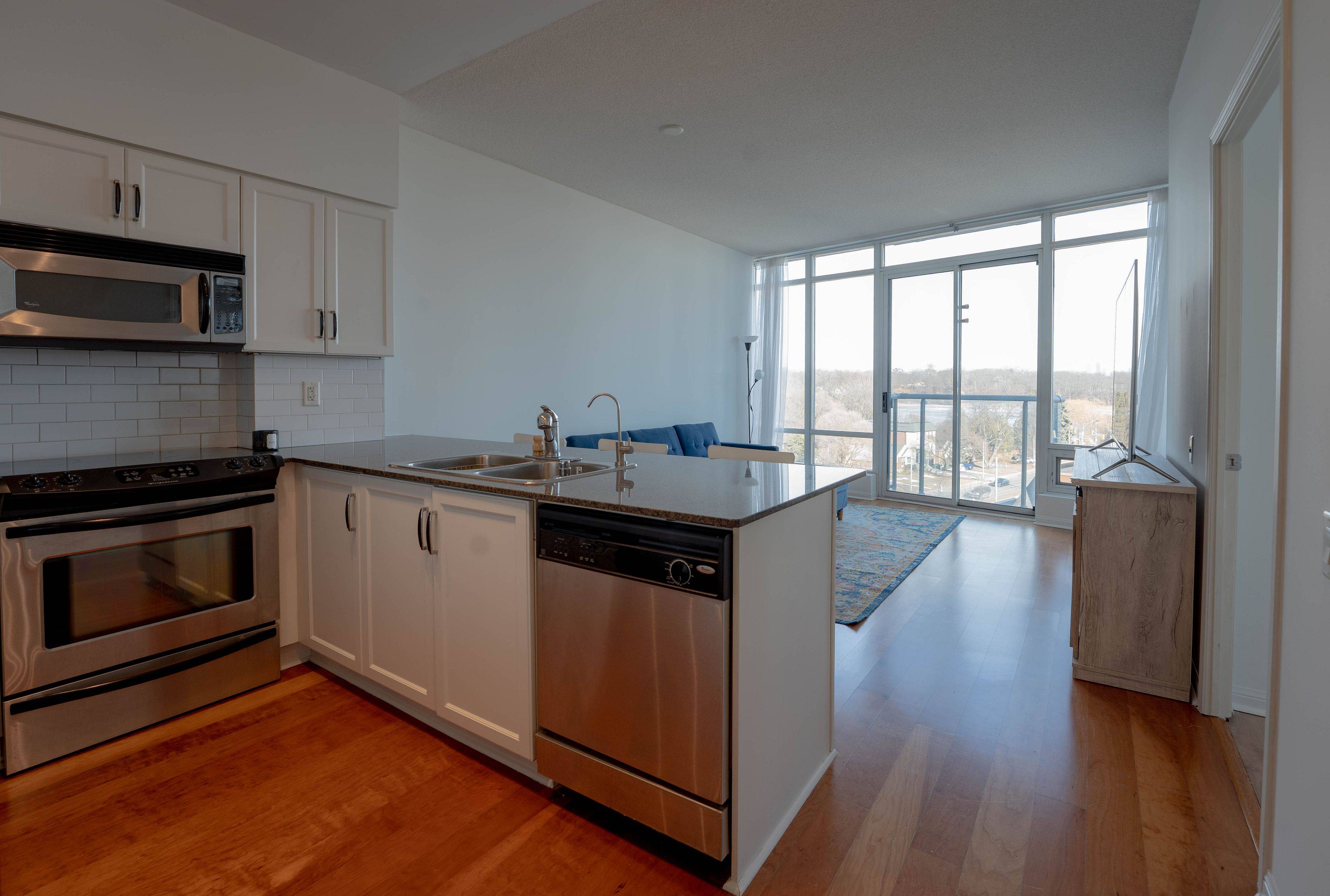 Toronto W01, ON M6S 5A2,15 Windermere AVE #606