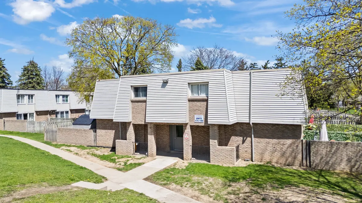 St. Catharines, ON L2M 6P9,17 Old Pine TRL #188