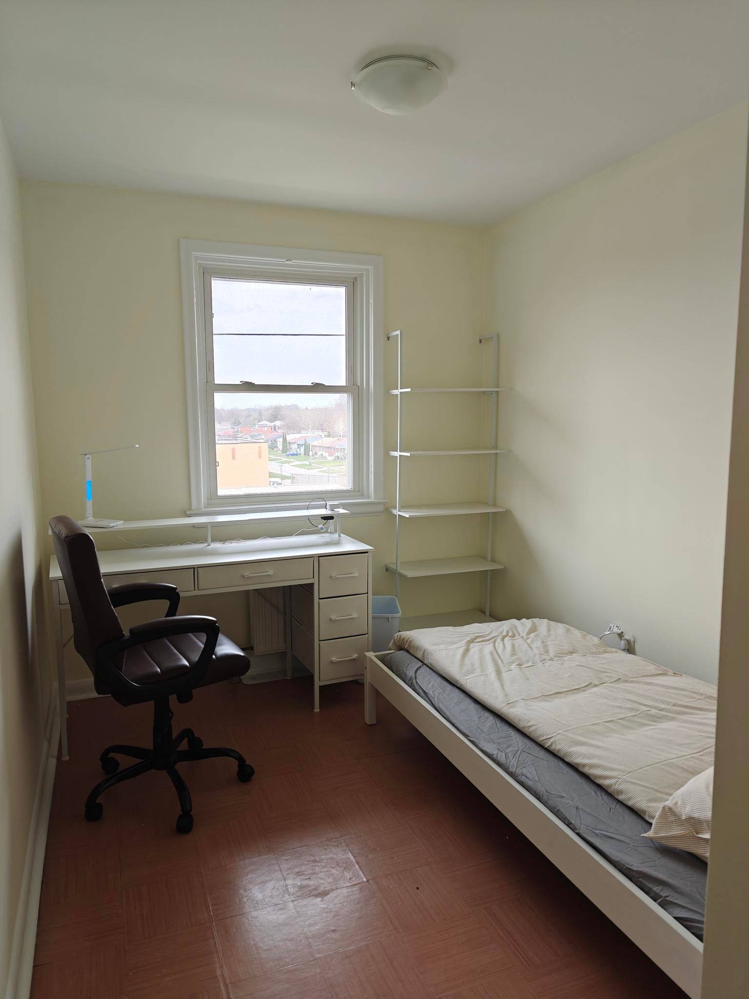 Oshawa, ON L1H 5X2,374 Central Park BLVD S ##2