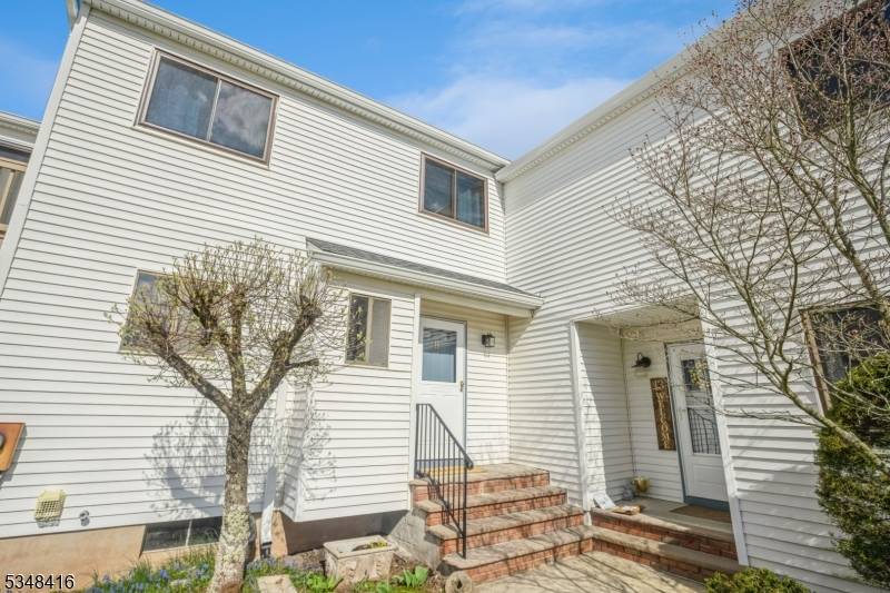 11 Pear Ct, Raritan Twp., NJ 08822
