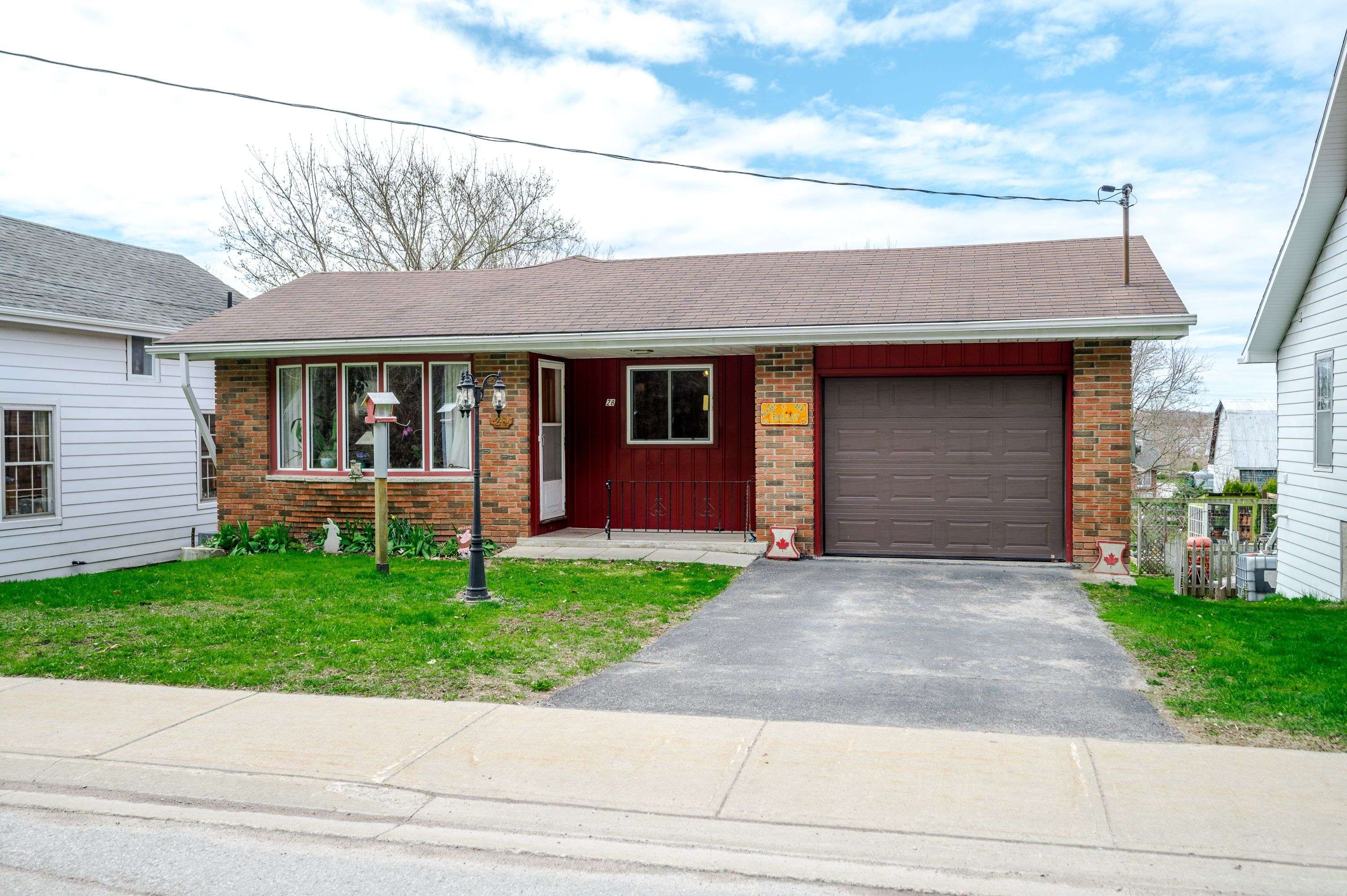 28 Bond ST E, Kawartha Lakes, ON K0M 1N0
