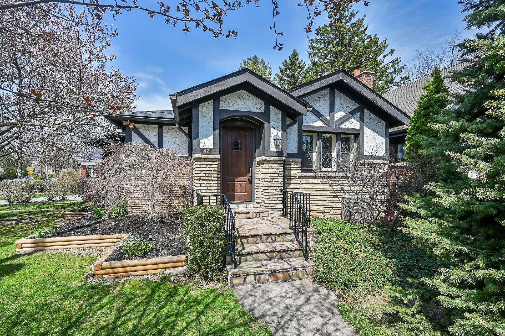 42 NEWTON AVE, Hamilton, ON L8S 1V7