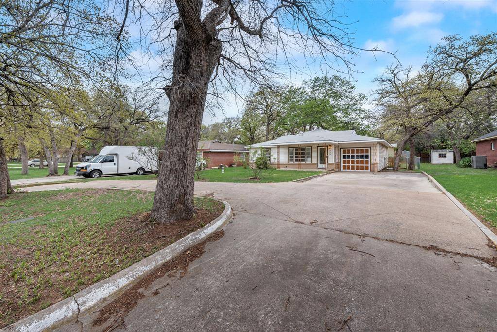 529 Roberts Cut Off Road, River Oaks, TX 76114