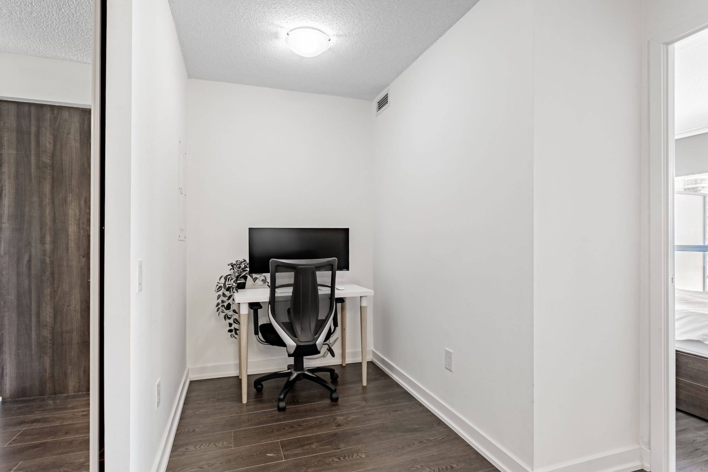 Toronto C15, ON M2K 0C1,121 Mcmahon DR #703