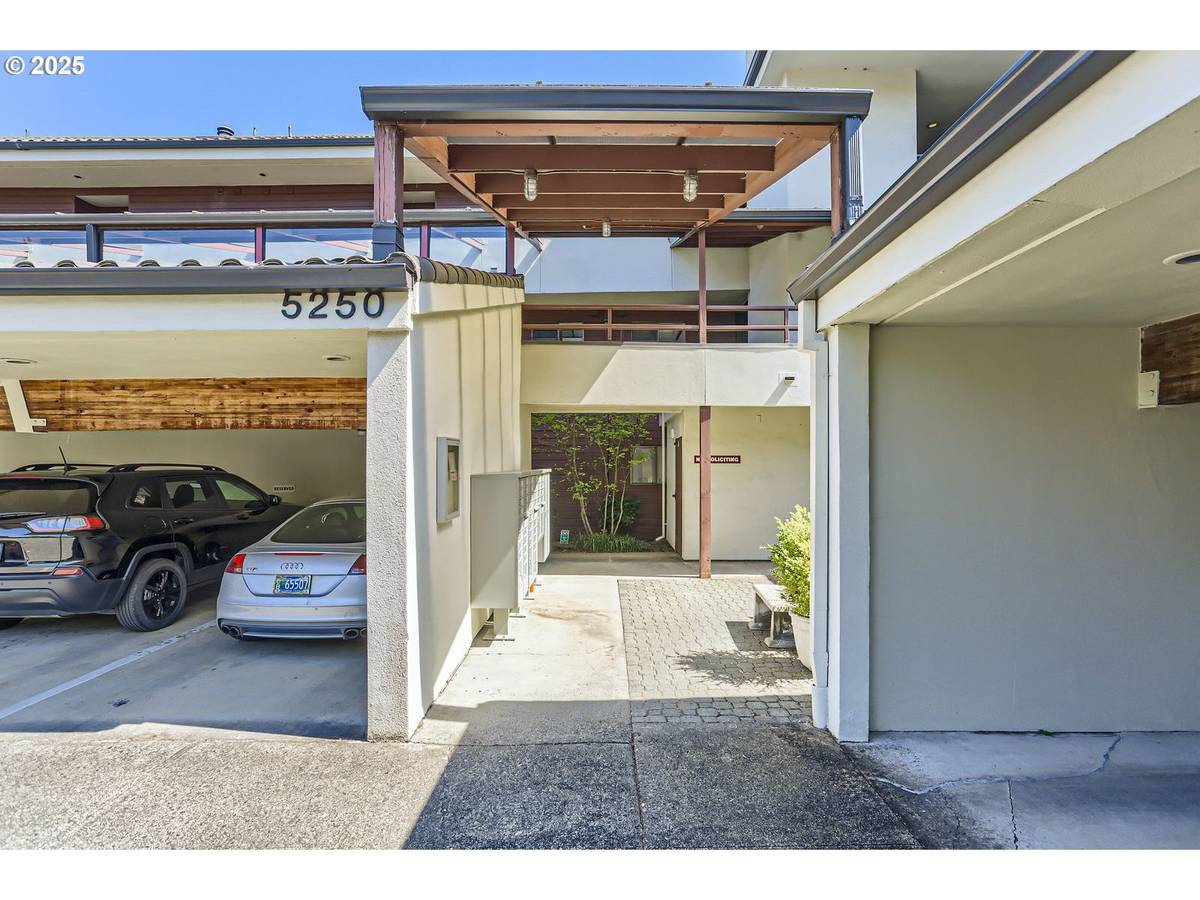 Portland, OR 97239,5250 S LANDING DR #305-B1