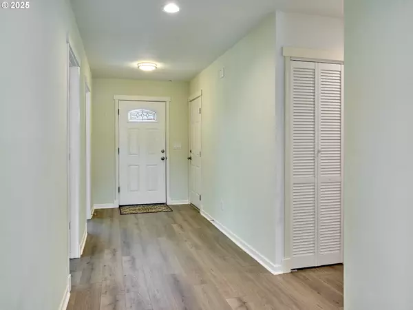 Salem, OR 97301,408 CLARA CT NE