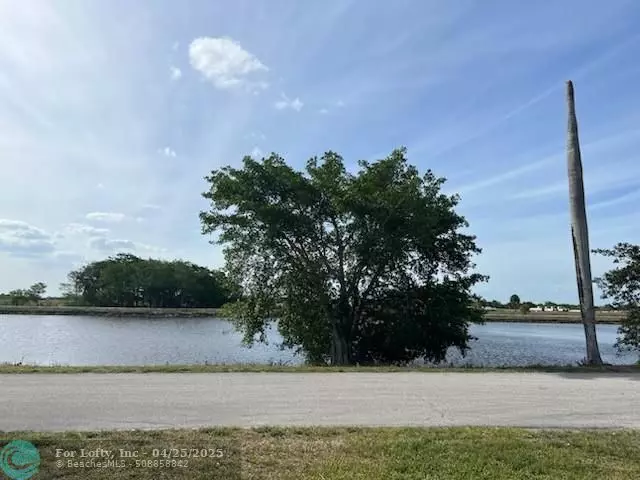 1510 N River Rd, Moore Haven, FL 33471