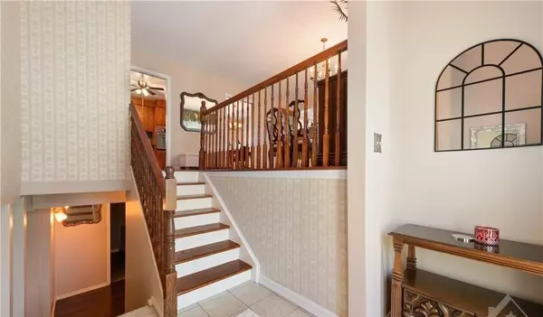 Cityview - Parkwoods Hills - Rideau Shore, ON K2E 6Y8,25 Saginaw CRES