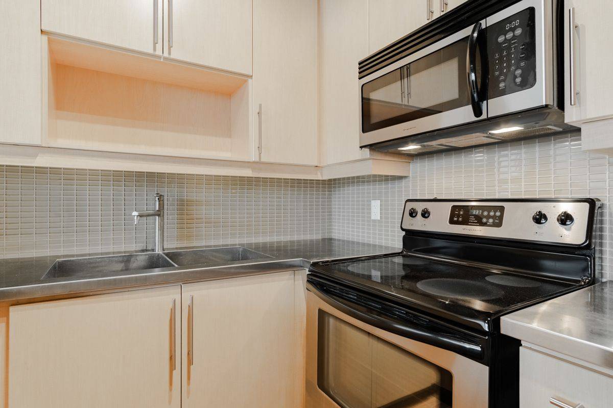 Toronto W01, ON M6R 1X3,2154 Dundas ST W #106