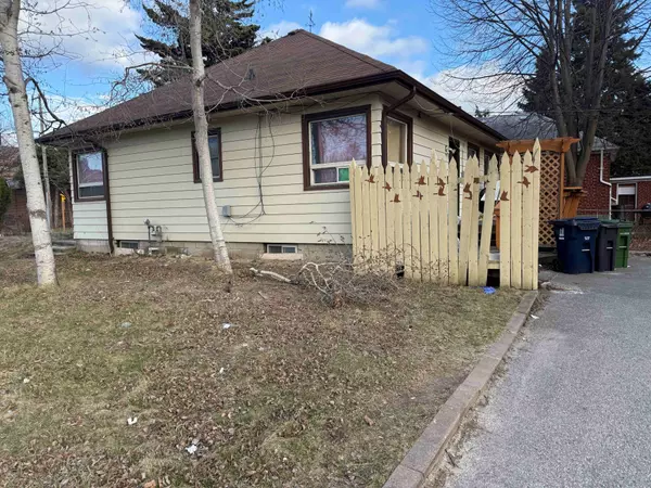 18 Mccowan RD, Toronto E08, ON M1M 3L8
