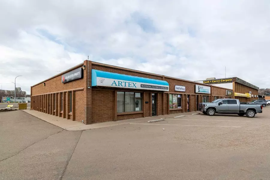 957 South Railway ST Southeast, Medicine Hat, AB T1A 2W3