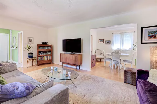 Mississauga, ON L5C 2J2,3157 The Credit Woodlands N/A
