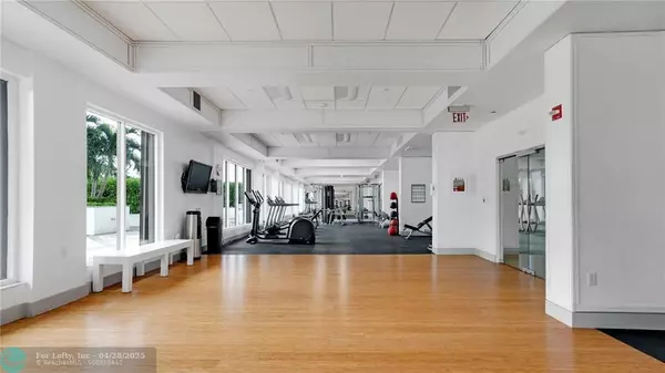 North Miami Beach, FL 33160,2851 NE 183rd St #307E