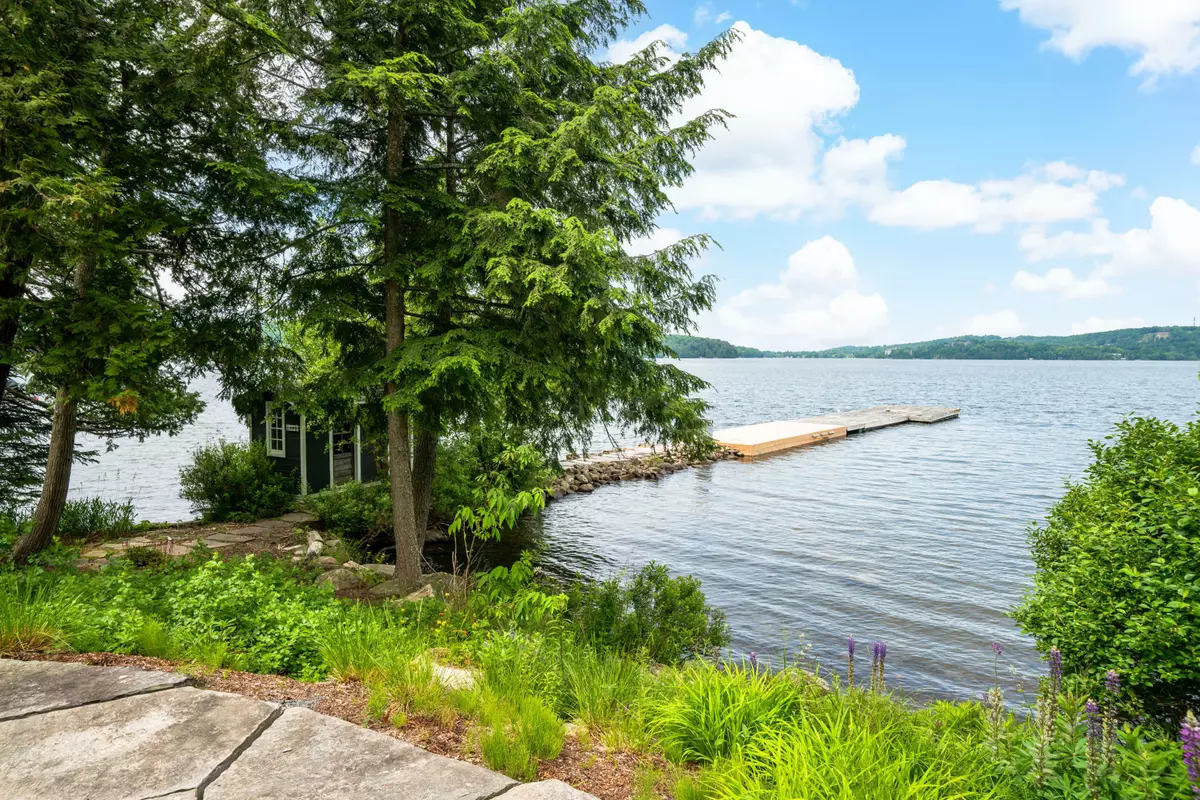 Lake Of Bays, ON P1H 2J6,1005 WINOKA WAY