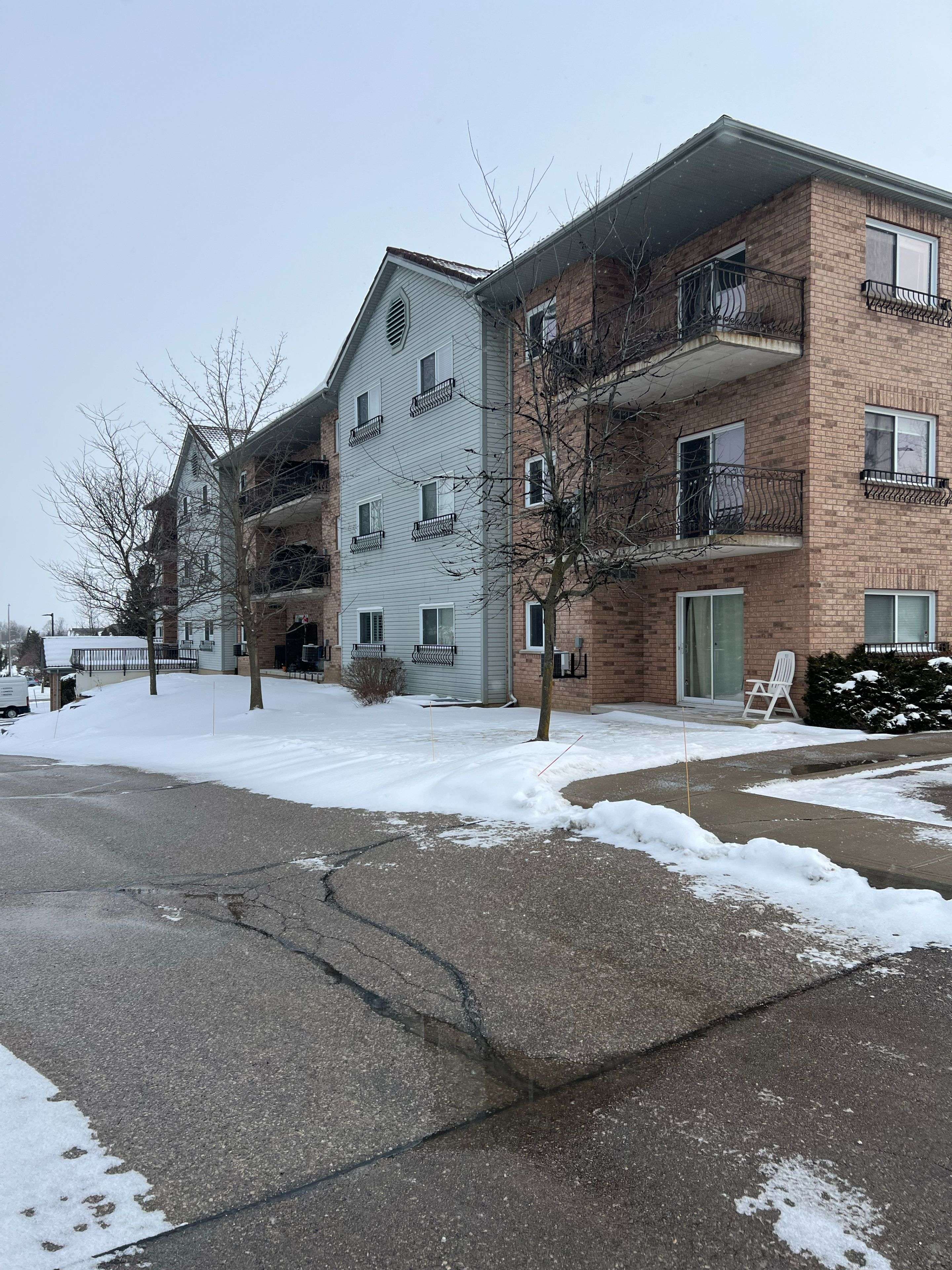 Kitchener, ON N2A 4J6,345 Briarmeadow DR #404