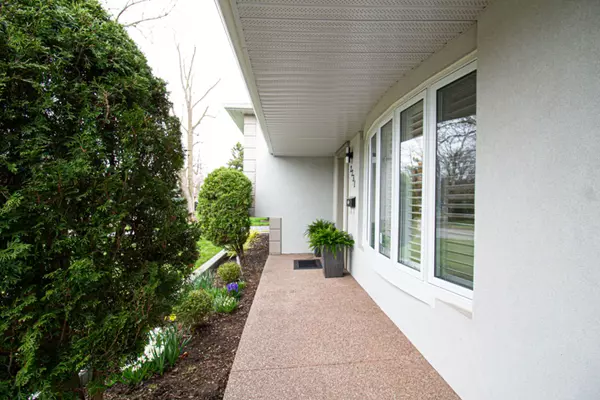 Oakville, ON L6L 2T3,2231 Urwin CRES