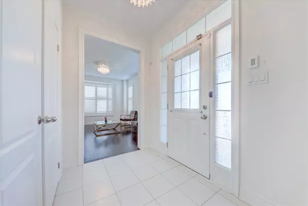 Brampton, ON L6Y 6C2,16 Vetch ST