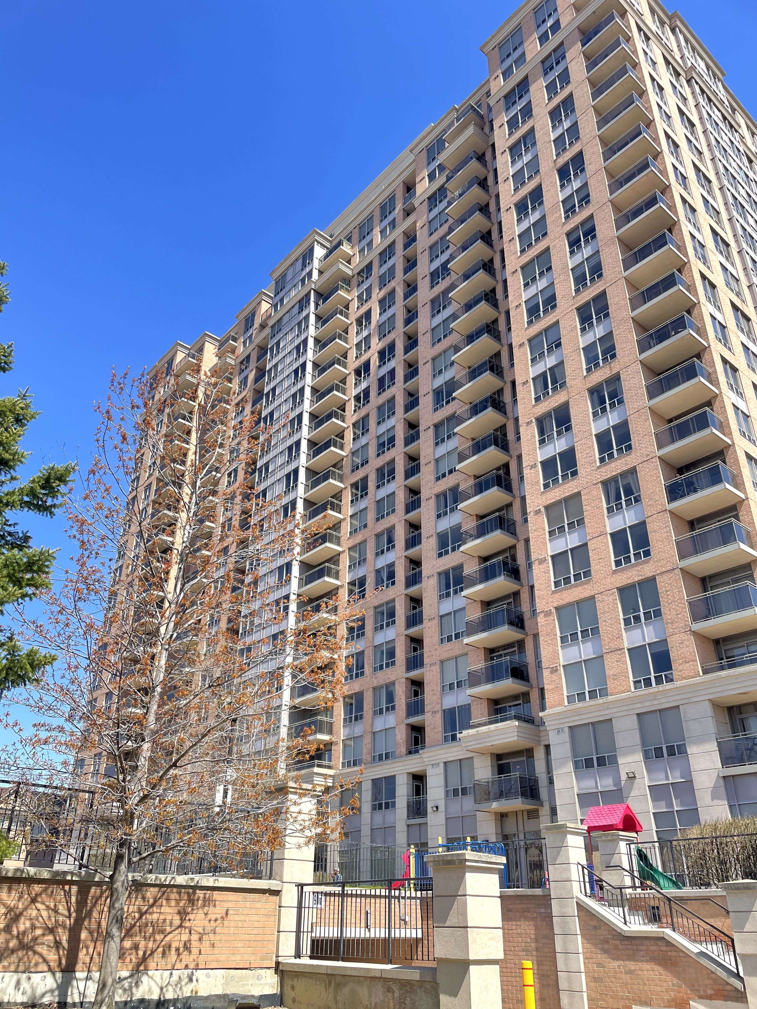 55 Strathaven DR #308, Mississauga, ON L5R 4G9