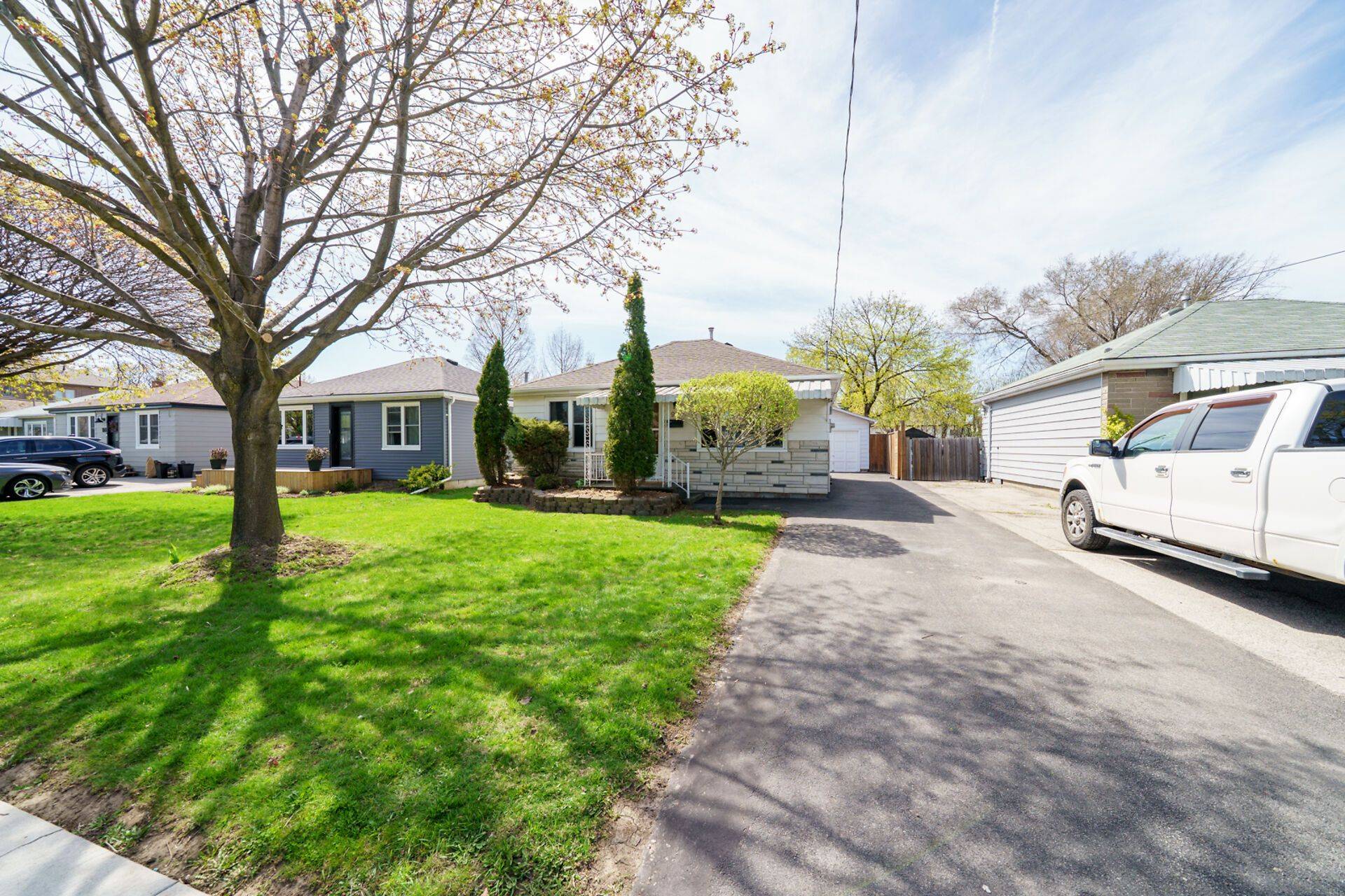 Hamilton, ON L8T 3H1,92 East 44th ST