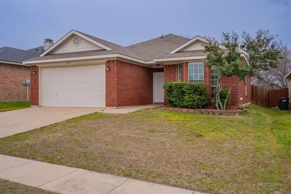 2517 Wakecrest Drive, Fort Worth, TX 76108