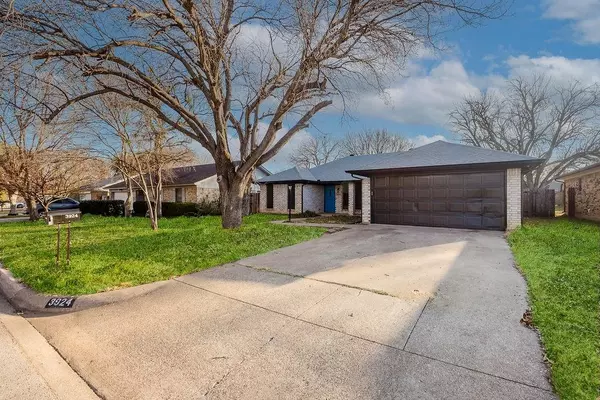 3924 Pueblo Trail,  Lake Worth,  TX 76135