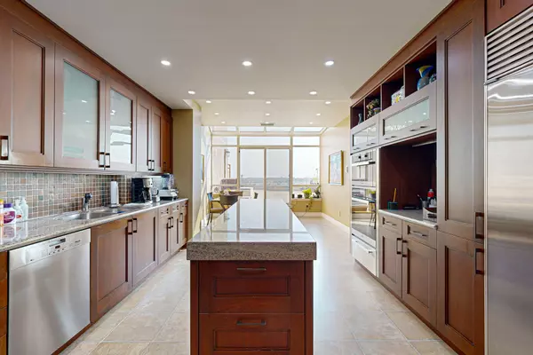 Markham, ON L3R 0G1,610 Bullock DR #PH11