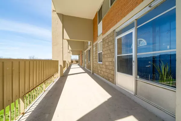 Hamilton, ON L8K 5N2,350 Quigley RD #424