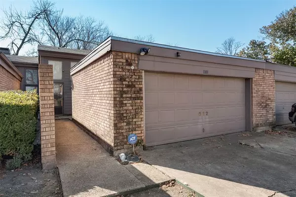 812 Clarissa Place,  Garland,  TX 75040