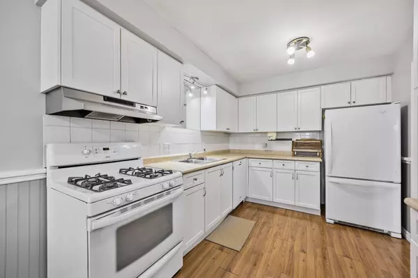 Collingwood, ON L9Y 4L7,163 Collins ST
