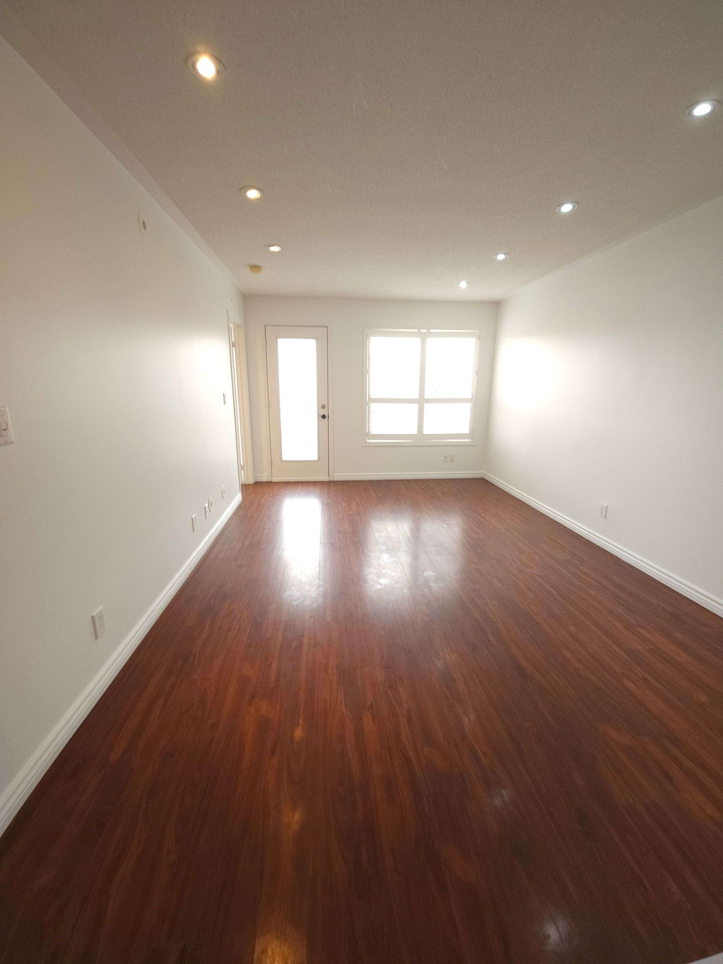 Markham, ON L3R 1A1,105 Sunrise DR #2