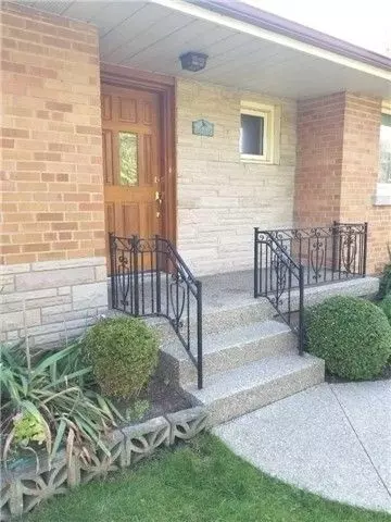 Oakville, ON L6L 3X7,216 Wales CRES