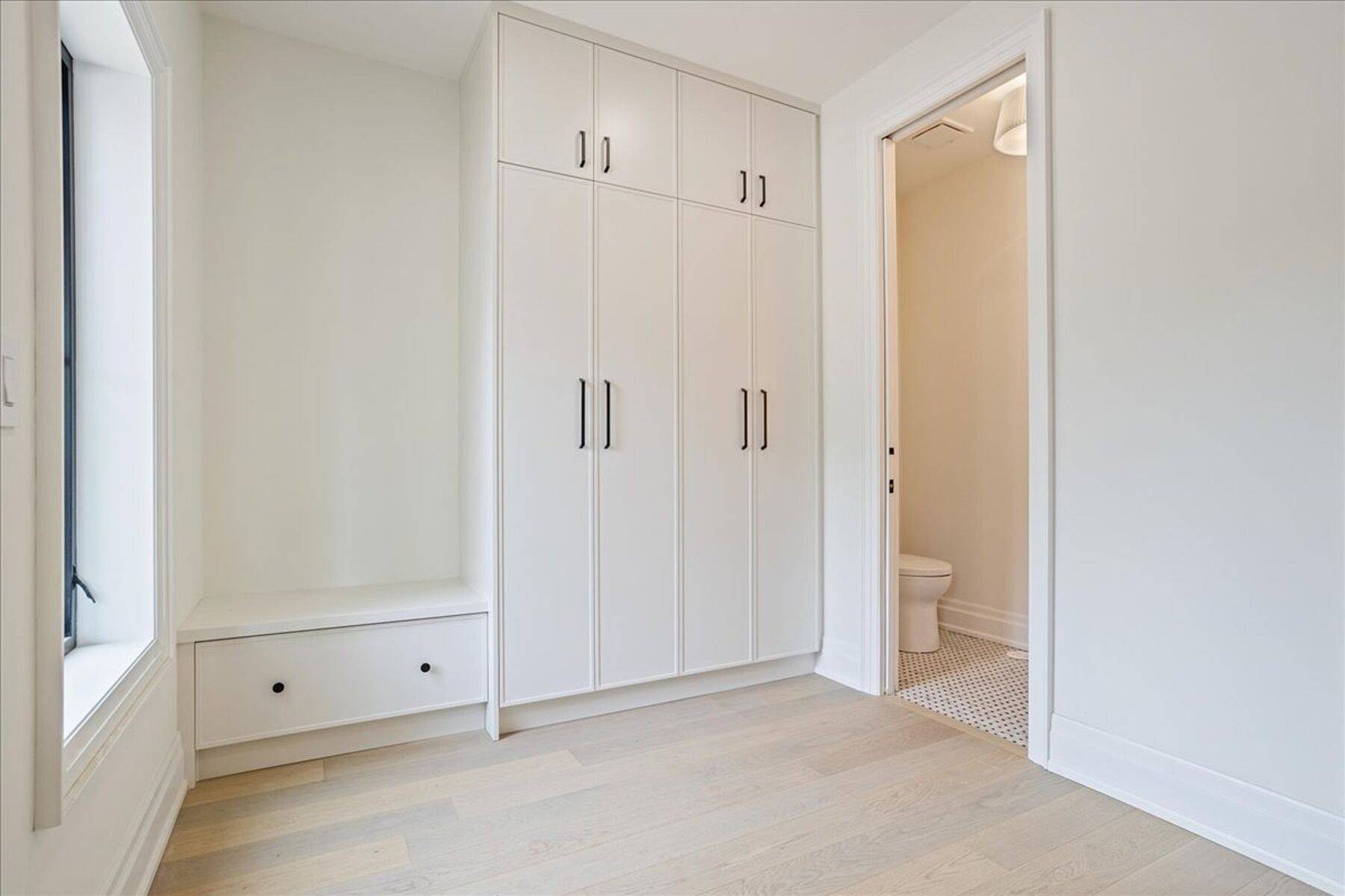 Oakville, ON L6K 3J4,152 CHISHOLM ST