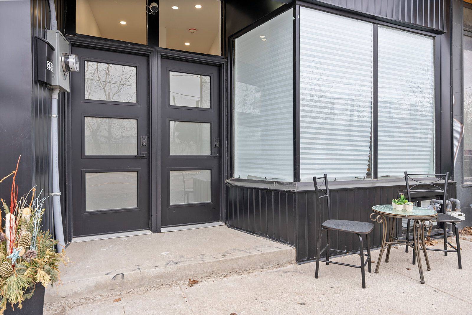 Toronto W02, ON M6P 1X6,2555 Dundas ST W