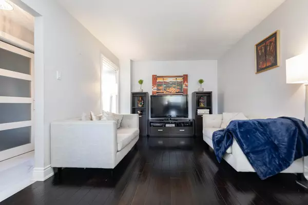 Vaughan, ON L4K 1H2,61 bob o'link AVE