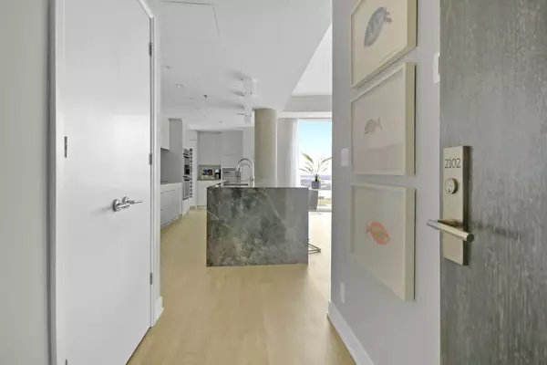 Ottawa Centre, ON K1R 0B3,428 Sparks ST #2102
